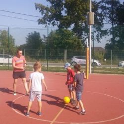 Gry sportowe na boisku