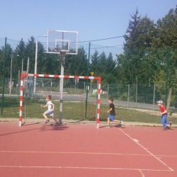 Gry sportowe na boisku