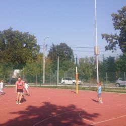 Gry sportowe na boisku