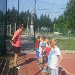Gry sportowe na boisku