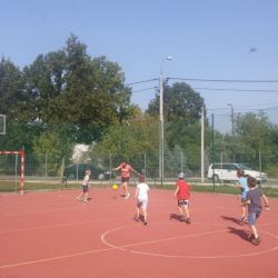 Gry sportowe na boisku