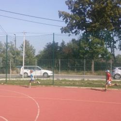Gry sportowe na boisku