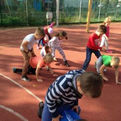 Zabawy sportowe na boisku