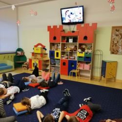Oglądamy bajki w świetlicowym kinie