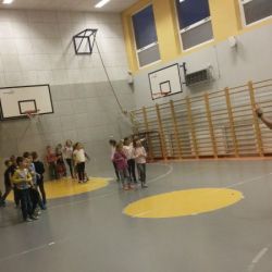 Gry i zabawy z panią Karoliną