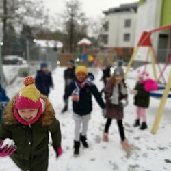 Zimowe gry i zabawy na świeżym powietrzu