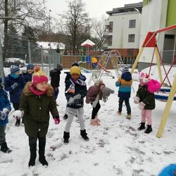 Zimowe gry i zabawy na świeżym powietrzu