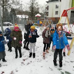 Zimowe gry i zabawy na świeżym powietrzu