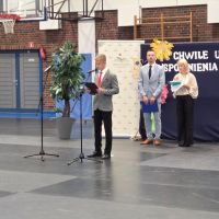 Przemówienie ucznia klasy 7 żegnające starszych kolegów fot. Marek Lepczak 