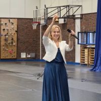 Pani Dyrektor symbolicznie daje znać by pożegnać rok szkolny fot. Marek Lepczak 