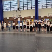 Cała klasa 7j zostaje wywołana po odbiór nagród za średnią powyżej 4,75 fot. Marek Lepczak 